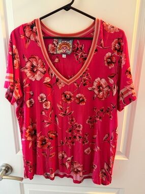 Johnny Was sz XL Bright Pink & Orange Floral V-Neck Tee w/ contrasting stripes.